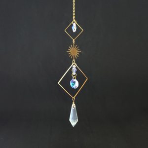 Attrape-soleil ésotérique doré avec soleil en métal, cristal en forme d'étoile, d'octogones et cristal classique