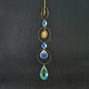 Attrape-soleil doré avec cercles, étoile, soleil, cristaux de formes octogonale, sphérique et en goutte