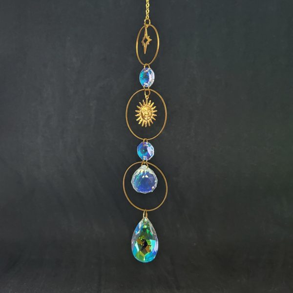 Attrape-soleil doré avec cercles, étoile, soleil, cristaux de formes octogonale, sphérique et en goutte
