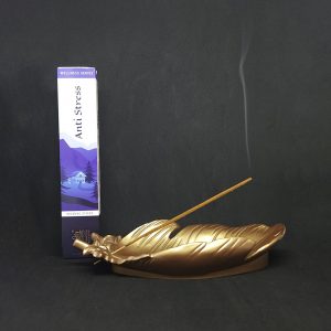 Encens Himalaya Anti Stress – boîte d’encens et bâton en train de brûler