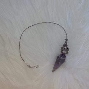 Pendule en améthyste avec cordon macramé argenté, motif macramé avec perles argentées et perle blanche transparente, pendule pour pratiques spirituelles.