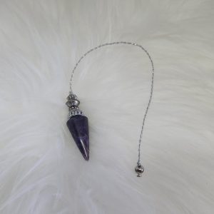 Pendule en améthyste avec cordon en macramé argenté et ornements métalliques, accessoire ésotérique pour radiesthésie et divination.