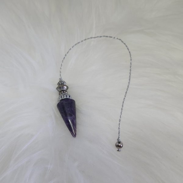 Pendule en améthyste avec cordon en macramé argenté et ornements métalliques, accessoire ésotérique pour radiesthésie et divination.