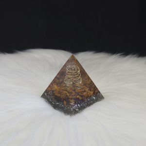 Pyramide orgonite en résine, métal, cristaux et pierre œil de tigre aux tons gris et marron