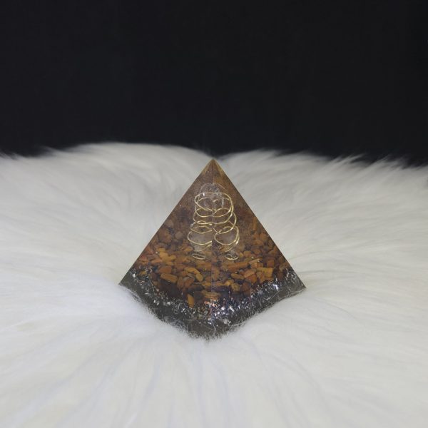 Pyramide orgonite en résine, métal, cristaux et pierre œil de tigre aux tons gris et marron