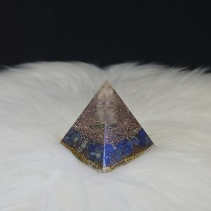 Pyramide orgonite en résine, métal, cristaux et lapis lazuli aux tons bleu, rosé et doré