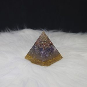 Pyramide orgonite en résine, métal, cristaux et améthyste aux nuances violettes, rosées et dorées