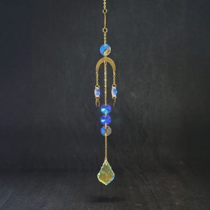 Attrape-soleil doré avec grande lune, petite lune, étoile et cristaux octogonaux, cristal principal en forme triangulaire arrondie