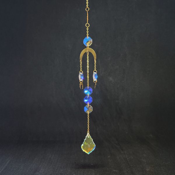 Attrape-soleil doré avec grande lune, petite lune, étoile et cristaux octogonaux, cristal principal en forme triangulaire arrondie