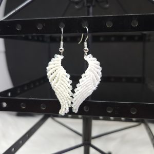 Boucles d’oreilles macramé en forme d’ailes blanches d’ange avec perles transparentes
