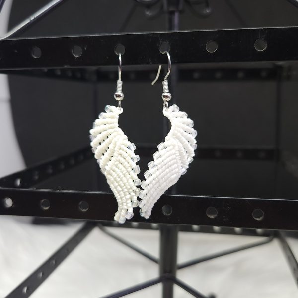 Boucles d’oreilles macramé en forme d’ailes blanches d’ange avec perles transparentes