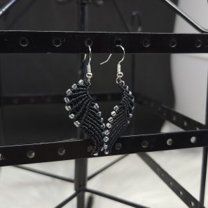 Boucles d’oreilles macramé en forme d’ailes noires d’ange avec petites perles transparentes