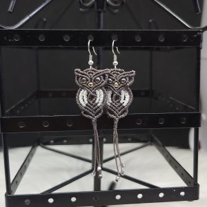Boucles d’oreilles hiboux en macramé marron et blanc, ornées de perles couleur obsidienne et perles argentées.