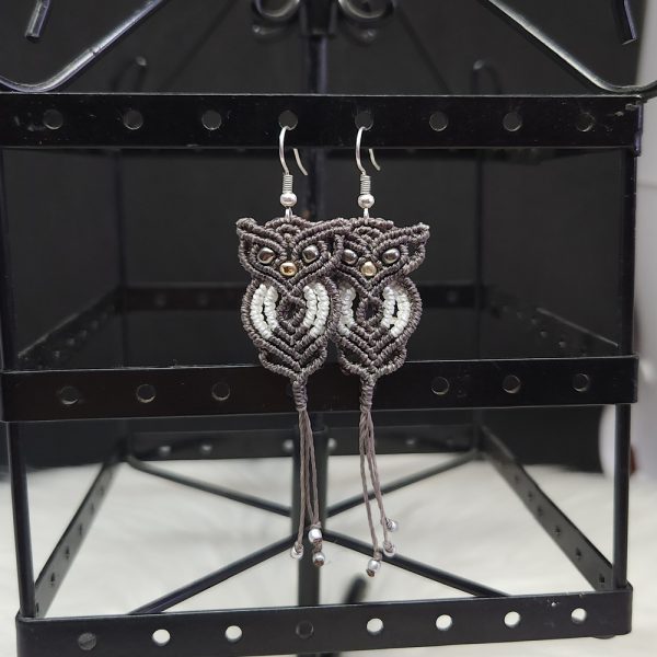 Boucles d’oreilles hiboux en macramé marron et blanc, ornées de perles couleur obsidienne et perles argentées.