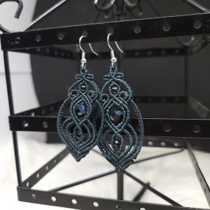 Boucles d’oreilles macramé bleu orage avec perles bleu foncé formant un motif élégant
