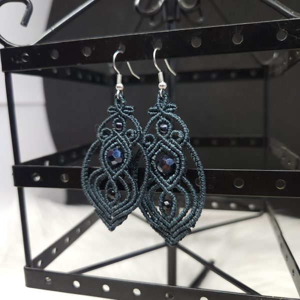 Boucles d’oreilles macramé bleu orage avec perles bleu foncé formant un motif élégant