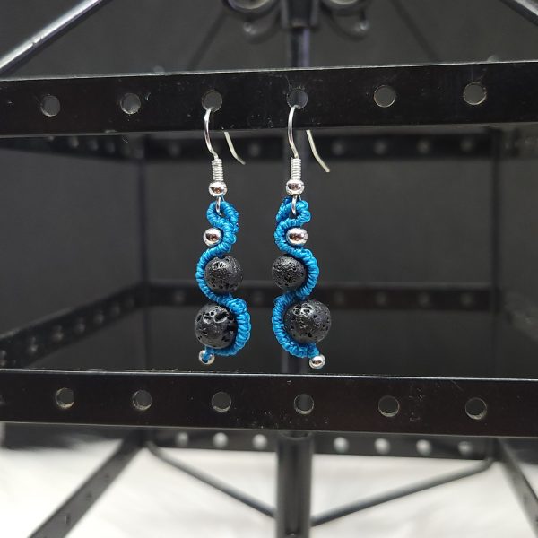 Boucles d’oreilles macramé bleu turquoise en forme de corde à ondulations avec pierres de lave noires