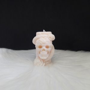 Bougie décorative couleur crème en forme de cylindre avec crâne, serpent enroulé et roses sculptées