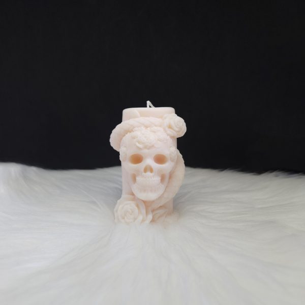 Bougie décorative couleur crème en forme de cylindre avec crâne, serpent enroulé et roses sculptées