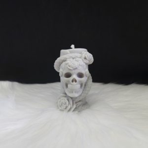 Bougie décorative grise en forme de cylindre avec crâne, serpent enroulé et roses sculptées