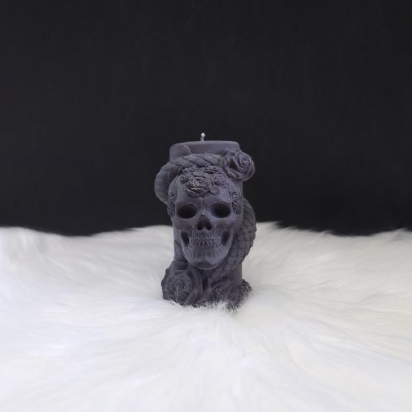 Bougie décorative noire en forme de cylindre avec crâne, serpent enroulé et roses sculptées