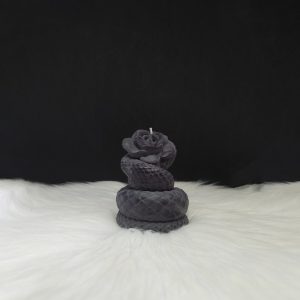 Bougie décorative noire en forme de rose entourée d’un serpent enroulé