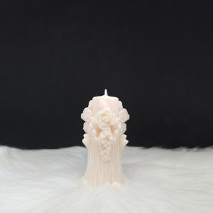 Bougie décorative couleur crème en forme de pilier avec fleurs sculptées