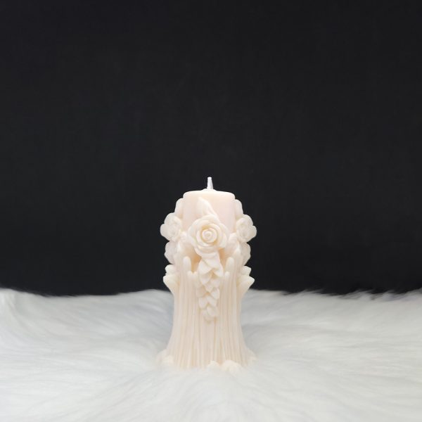 Bougie décorative couleur crème en forme de pilier avec fleurs sculptées