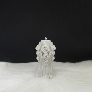 Bougie décorative grise en forme de pilier avec fleurs sculptées
