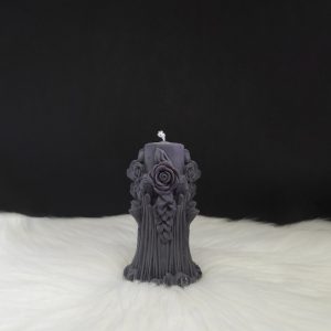 Bougie décorative noire en forme de pilier avec fleurs sculptées
