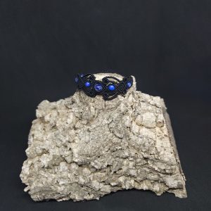 Bracelet macramé noir avec perles de lapis-lazuli et motifs en macramé