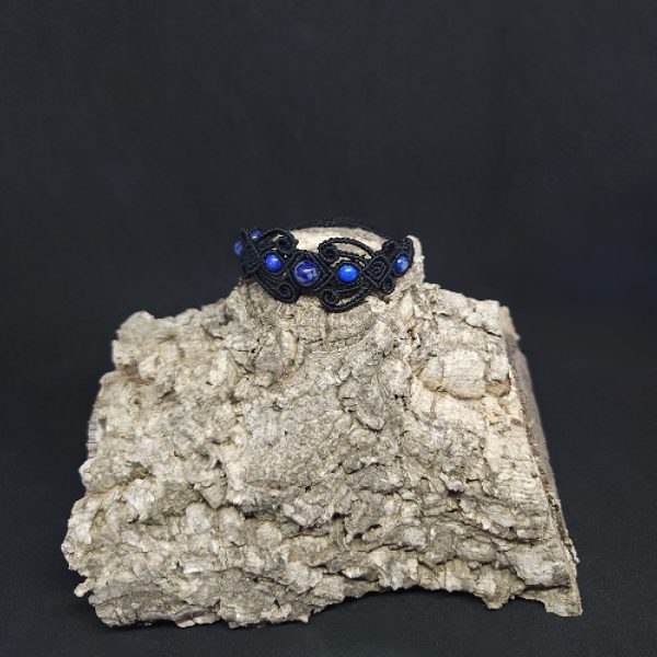 Bracelet macramé noir avec perles de lapis-lazuli et motifs en macramé