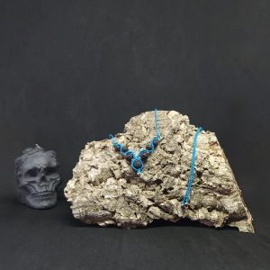 Collier macramé bleu turquoise avec pierres de lave noires et petites perles en acier inoxydable