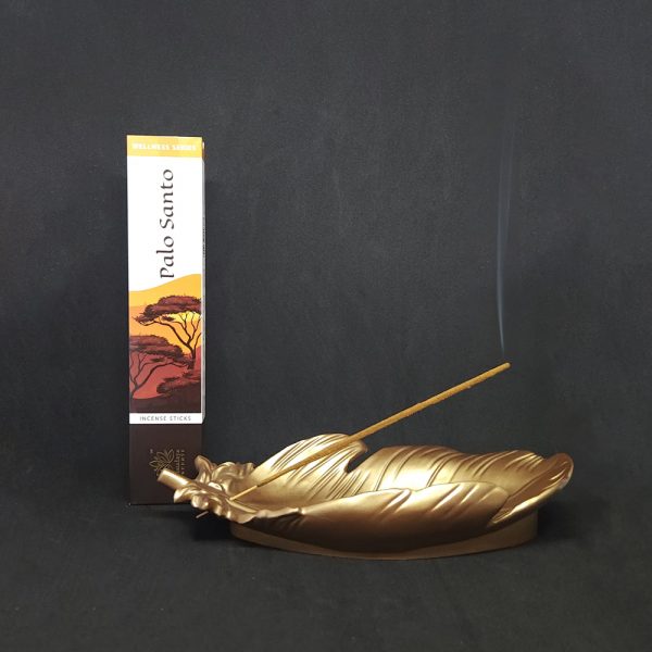 Encens Himalaya Palo Santo – boîte d’encens et bâton en train de brûler