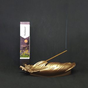 Encens Himalaya Vétiver – boîte d’encens et bâton en train de brûler