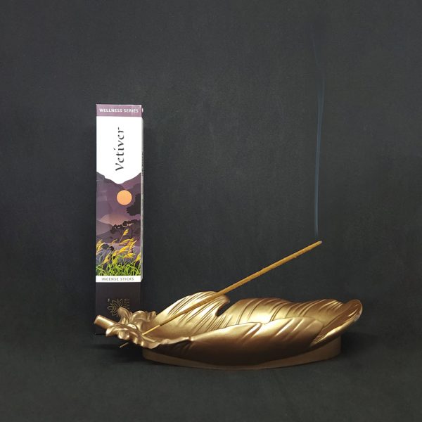 Encens Himalaya Vétiver – boîte d’encens et bâton en train de brûler