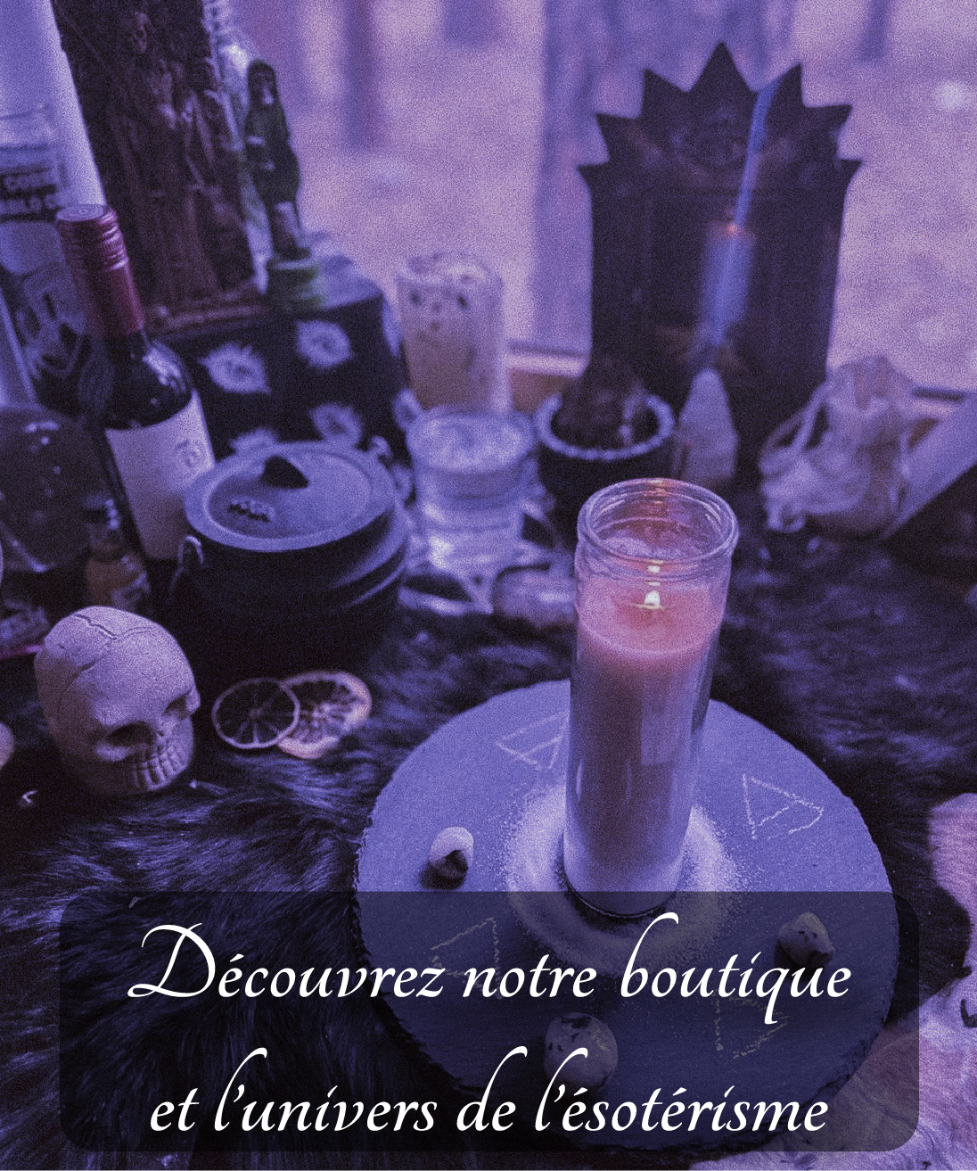 Photo de couverture ésotérique dans des tons violets avec bougie, flacons, mini crâne, mini chaudron et statuettes