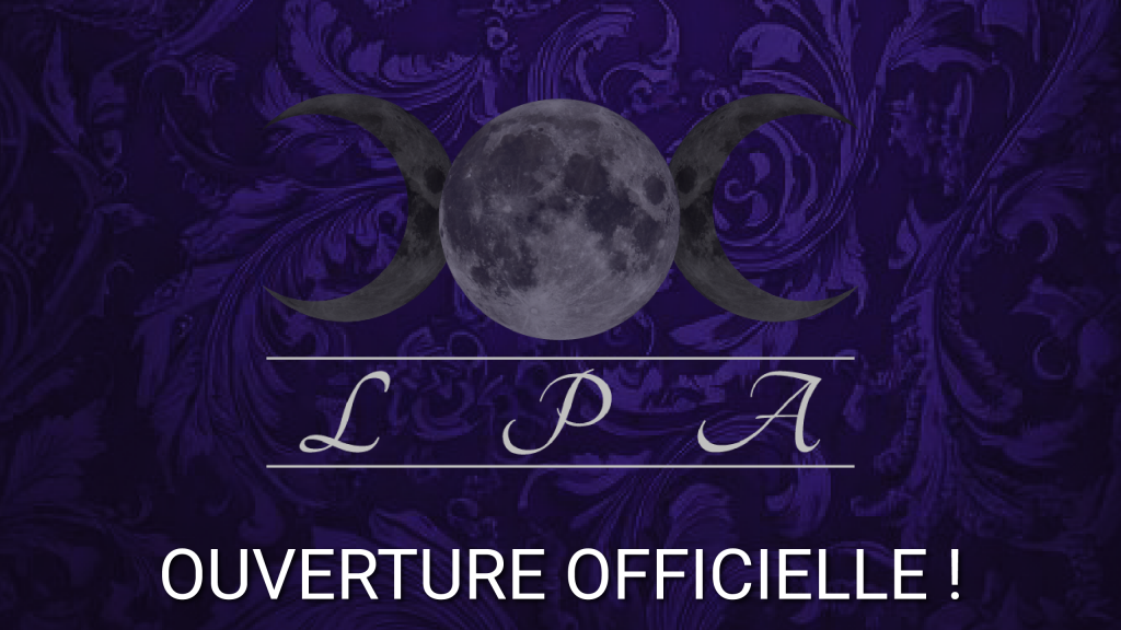 Annonce d’ouverture officielle de la boutique ésotérique Les Poèmes de l'Âme avec logo triple lune noir et violet accompagné de l'inscription "LPA" avec des lignes au dessus et en dessous, le tout en argenté sur fond baroque violet