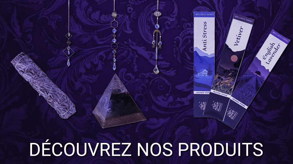 Bannière d’accueil de boutique ésotérique avec fond violet baroque, texte 'découvrez nos produits', attrape-soleil, sauge, pyramide orgonite et boîtes d’encens aux teintes violettes