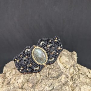 Bracelet manchette en macramé noir et doré, pierre ovale en labradorite, petite perles acier inox doré et petites perles de rocailles vertes.