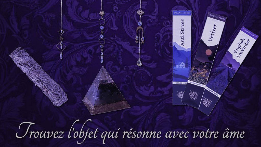 Bannière d’accueil de boutique ésotérique avec fond violet baroque, texte 'Trouvez l’objet qui résonne avec votre âme', attrape-soleil, sauge, pyramide orgonite et boîtes d’encens aux teintes violettes