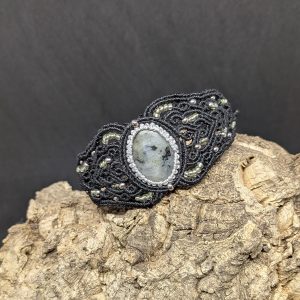 Bracelet manchette en macramé noir et argenté, pierre ovale en labradorite, petite perles acier inox argenté et petites perles de rocailles vertes.