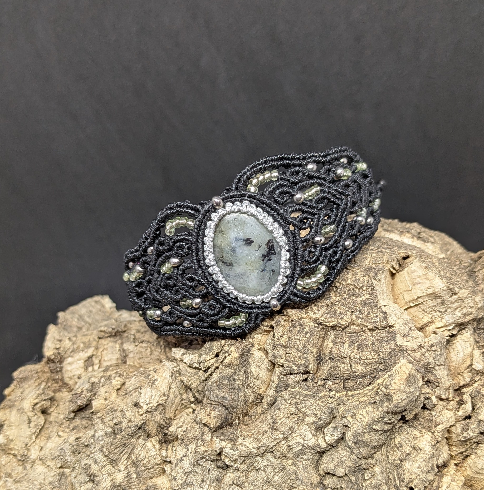 Bracelet manchette en macramé noir et argenté, pierre ovale en labradorite, petite perles acier inox argenté et petites perles de rocailles vertes.