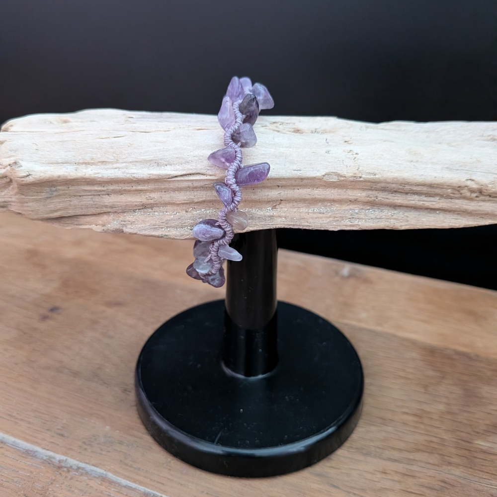 Bracelet en macramé et chips en pierres naturelles d'améthystes