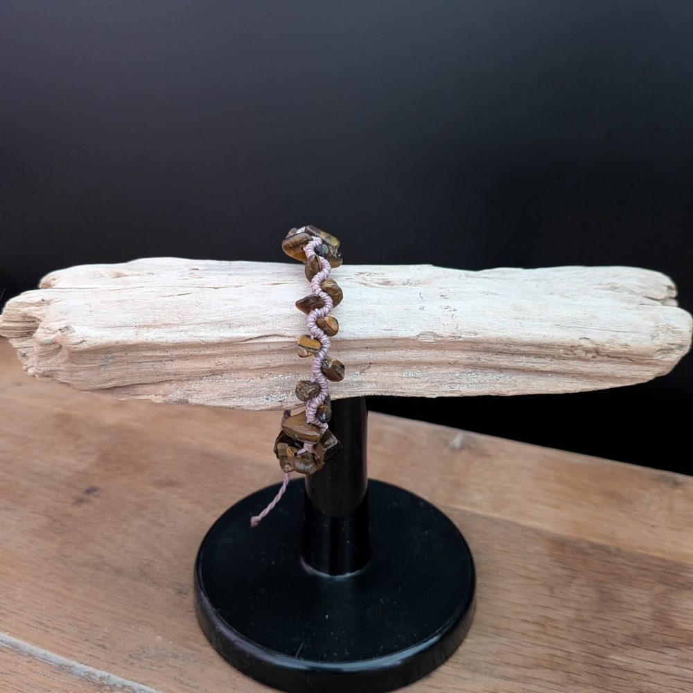 Bracelet en macramé et chips de pierres naturelles oeil de tigre