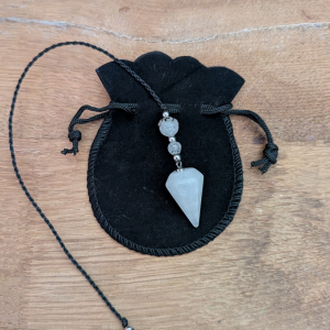 Pendule en cristal de roche agrémenté de petites perles en acier inoxydable argenté