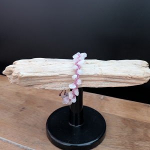 Bracelet en macramé et chips de pierres naturelles de quartz rose